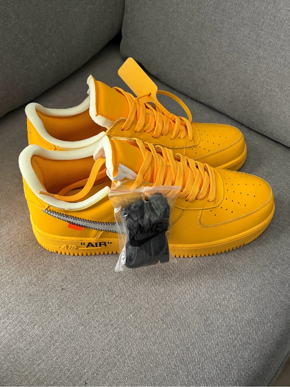 Size 13 - Nike Air Force 1 Low OFF-WHITE University Gold Metallic Silver - Picture 3 of 6